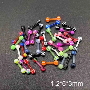 Vue macro de bijoux de piercing UV de 1,2 mm avec billes en acrylique colorées