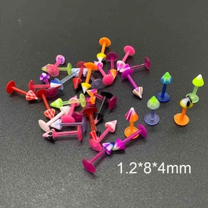 Vue macro de labrets Bioflex 1,2x8x4mm avec embouts boules en acrylique à motifs colorés