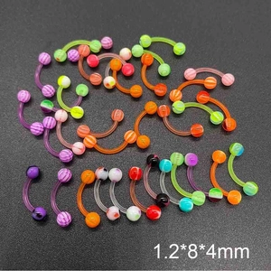 Vue macro de piercings courbés UV colorés 1.2*8*4mm avec motifs rayés pour le corps