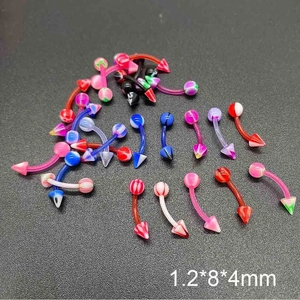 Gros plan de bijoux de piercing en acrylique de 1,2mm, anneaux d'arcade et de nombril