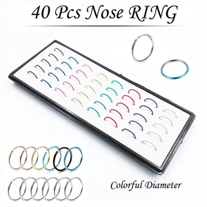 Coffret de 40 piercings de nez colorés en acier inoxydable présentés dans une boîte noire