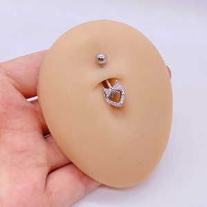 Piercing nombril en acier inoxydable avec cœur en zircon et pendentif nœud sur modèle