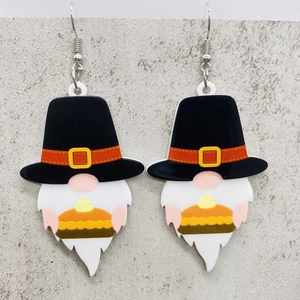 Detail der Acryl-Ohrringe mit Pilger-Gnom-Motiv und Kürbiskuchen für Erntedankfest