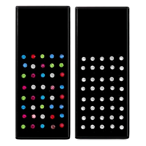 Détail de deux sets de 40 piercings de nez en cristal 3,0 mm sur cartes noires