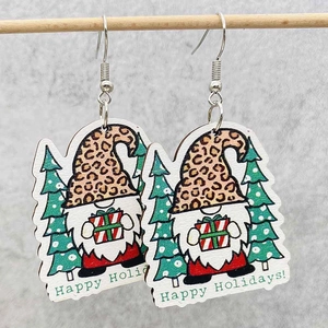Dettaglio degli orecchini in legno con gnomo, cappello leopardato e auguri festivi