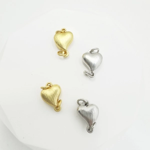 Matte heart-shaped magnetic jewelry clasps in gold and silver for necklaces and bracelets