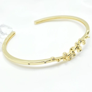 18k gold plated open bangle with micro-set floral patterns and zircon accents