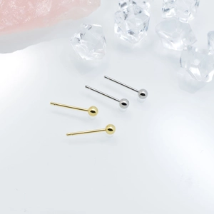 Paires de boucles d'oreilles boules dorées et argentées sur pierres de quartz rose