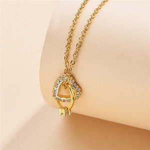 Elegante collar dorado con colgante de corazón de doble anillo y piedras de circonita