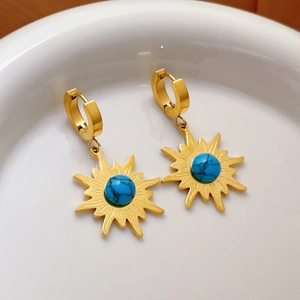 Böhmische goldene Sonnen-Ohrringe mit blauem Türkis und sicherem Hoop-Verschluss