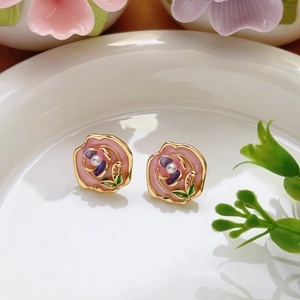 Elegantes pendientes de rosa en esmalte rosa estilo francés con perla y oro