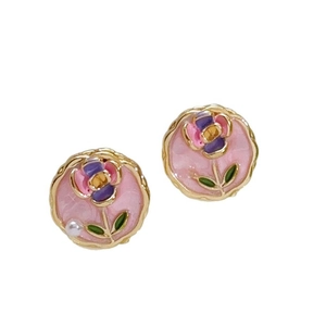Pendientes vintage de flores en esmalte rosa y perlas con montura dorada elegante