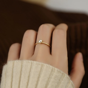 Minimalistischer goldener Edelstahlring mit Perle in Vier-Krallen-Fassung für Damen
