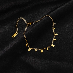 Tobillera minimalista de oro y acero de titanio con grabado K18 sobre seda negra