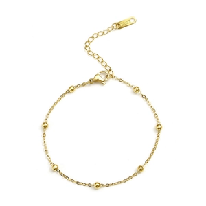 Detailansicht der 18K vergoldeten Edelstahl-Schlangenkette mit Karabinerverschluss und Anhänger