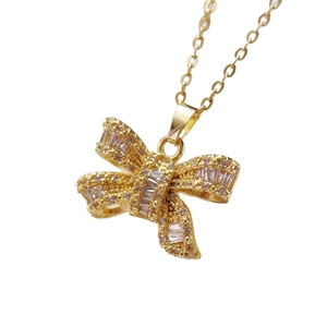 Elegante collana dorata con ciondolo a fiocco e luminosi cristalli di zircone per donna