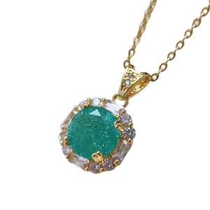 Elegante smaragdgrüne Edelsteinkette mit Zirkon-Halo-Fassung in Goldoptik