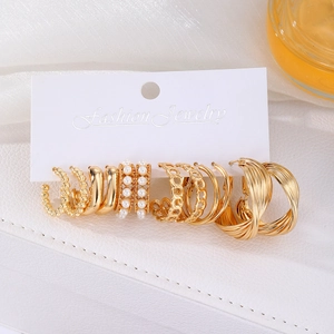 Set van 6 gouden geometrische oorringen met parels en vintage getextureerde ontwerpen