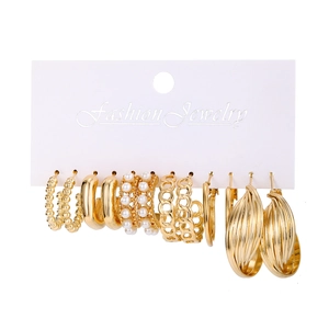 Set van 6 paar vintage gouden geometrische oorringen met parels op sieradenkaart