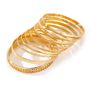 10er-Set trendige goldene Metallarmbänder mit geprägten geometrischen und gedrehten Mustern