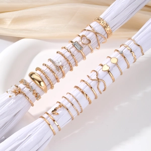 Set di gioielli da 58 pezzi con anelli impilabili stella, cuore e perle dorati