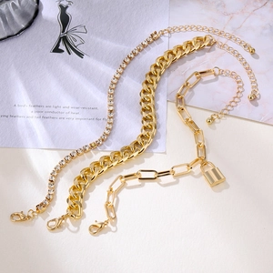 Set gioielli dorato 3 pezzi con catena di cristalli, maglia barbazzale e collana con lucchetto