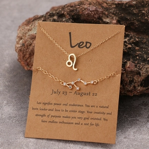Goldenes Löwe Sternzeichen Schmuckset mit Halskette und Armband auf Displaykarte