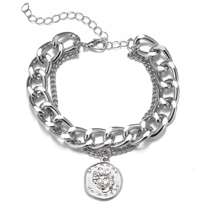Dettaglio macro del bracciale a doppia catena in argento con ciondolo a moneta