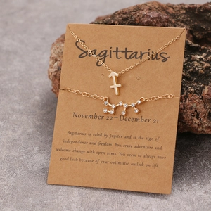 Detailliertes Schütze-Schmuckset mit goldener Halskette und Armband auf Sternbildkarte
