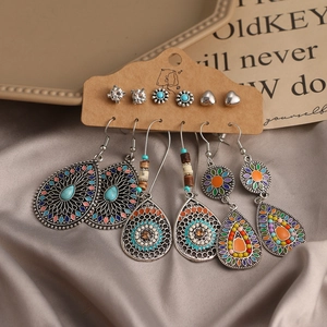 Nahaufnahme des böhmischen 6-teiligen Ohrring-Sets mit Türkisperlen und Emaille