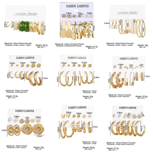 Detailliertes Set aus Vintage Goldohrringen mit Perlen, grünem Harz und Kristallen