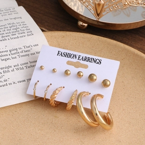 Detailansicht von 6-teiligem Vintage-Ohrring-Set mit Perlen und Creolen in Goldoptik