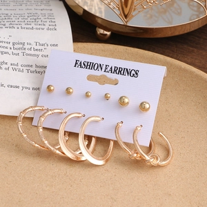 Nahaufnahme eines 6-teiligen Vintage-Ohrring-Sets in Gold mit Perlen und Geometrie