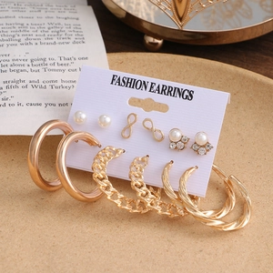 Nahaufnahme des 6-teiligen Vintage-Goldohrring-Sets mit Perlen und Creolen