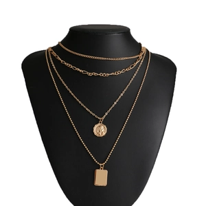 Collier multicouche doré avec pendentif pièce portrait et plaque rectangulaire sur buste