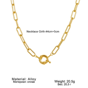 Détail du collier trombone doré avec fermoir marin large et chaîne d'extension ajustable