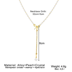 Détail du collier noeud en perles avec chaîne en cristal et pendentif goutte sur fond blanc