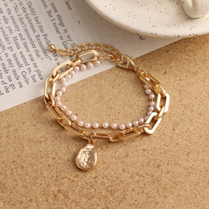 Retro double-layer gold chain bracelet with white pearls and hammer-textured pendant