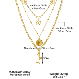 Détails du collier doré multicouche avec pendentifs papillon, pièce et rose