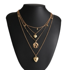 Collier multi-rangs doré avec breloques cœur et pendentif carte du monde sur buste