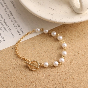 Detail of vintage pearl bracelet with gold chain and elegant OT toggle clasp
