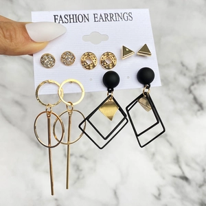 Dettaglio di un set di 6 paia di orecchini vintage con strass e ciondoli geometrici