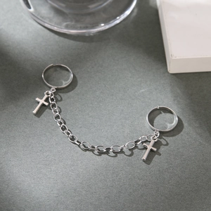 Punk Edelstahl Doppelring mit Kreuzanhängern und Metallkette in Silberoptik