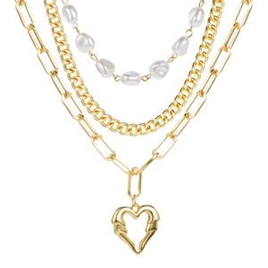Dreilagige Goldkette mit Perlen, Panzerelementen und einem hohlen Herzanhänger