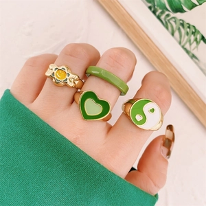 Buntes Ring-Set mit Herz, Smiley, Blume und Yin-Yang-Motiven in Gold und Grün