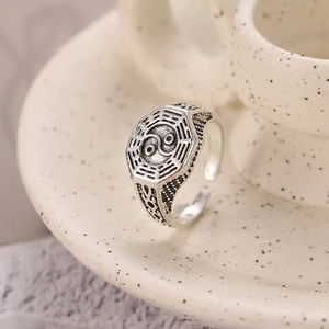 Gedetailleerde weergave van vintage yin yang bagua open ring met antieke zilveren finish