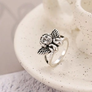 Vintage zilveren engel ring met gedetailleerd snijwerk en gepolijste open band