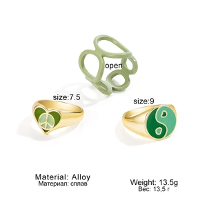 Detailansicht der grünen Emaille-Ringe mit Friedenszeichen und Yin-Yang-Symbolen aus Legierung