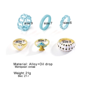 Detailansicht eines 6-teiligen Ring-Sets mit Herz- und Pilz-Öltropfen-Mustern