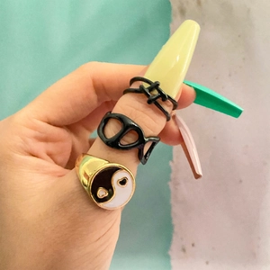 Dreiteiliges Ring-Set mit Yin-Yang Herzdesign und schwarzen geometrischen Stilen am Modell